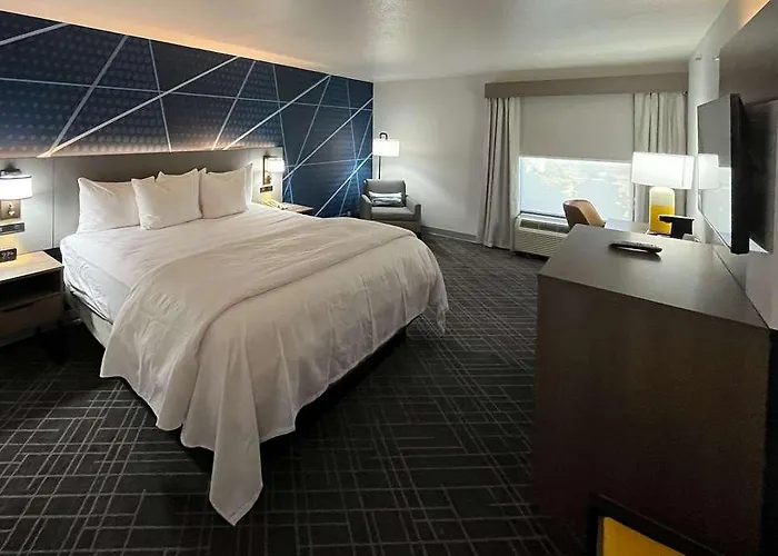 Comfort - Near Hood Hotel *