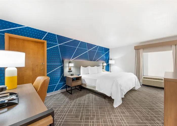 Comfort - Near Hood Hotel